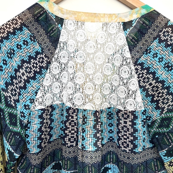 Fig and Flower V Neck Top Size Small 3/4 Sleeve Blue Yellow Green Aztec - Picture 6 of 7